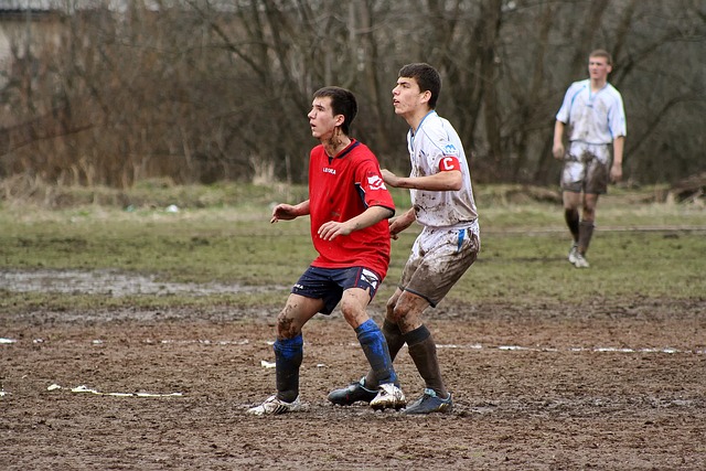 球探体育官网:差一点!多库突入禁区内横传门前,特罗萨德倒地铲射稍稍偏出球门.